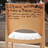 Come recita una delle sue sedie: �Il fl�neur non � un criminale, � una scienza. � la gastronomia dell�occhio, significa vedere, godere, immergere i propri sguardi in fondo a mille esistenze�